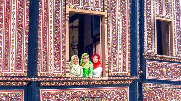 Vùng cao nguyên Tây Sumatra, Indonesia là nhà của các nhóm bộ tộc Minangkabau - nơi mà chế độ mẫu hệ vẫn còn tồn tại, phụ nữ mới là người cai trị, quyết định mọi thứ còn đàn ông chỉ là khách trong nhà vợ. Vùng cao nguyên Tây Sumatra, Indonesia là nhà của các nhóm bộ tộc Minangkabau - nơi mà chế độ mẫu hệ vẫn còn tồn tại, phụ nữ mới là người cai trị, quyết định mọi thứ còn đàn ông chỉ là khách trong nhà vợ.