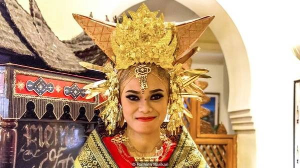 Theo truyền thuyết, đức vua của đế quốc Majapahit ở Java tuyên chiến với những người Minangkabau. Người đứng đầu vùng đất Sumatra đã đề nghị mỗi bên cử ra một con trâu để tranh đấu, thay cho chiến tranh thực sự. Trâu của người Minagkabau chiến thắng. Do đó, cái tên Minangkabau được tạo bởi từ Minang (chiến thắng) và kabau (trâu nước). Đây cũng là lý do mái nhà và đồ để đội đầu của phụ nữ có hình dạng như một cái sừng trâu.