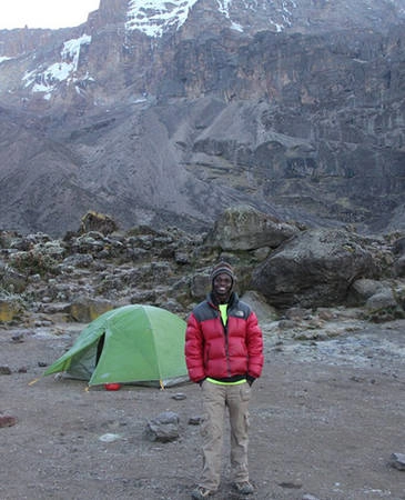 Justin Mtui có kinh niệm hơn 6 năm làm phu khuân vác trên núi Kilimanjaro. Ảnh: Nicoday. Justin Mtui có kinh niệm hơn 6 năm làm phu khuân vác trên núi Kilimanjaro. Ảnh: Nicoday.