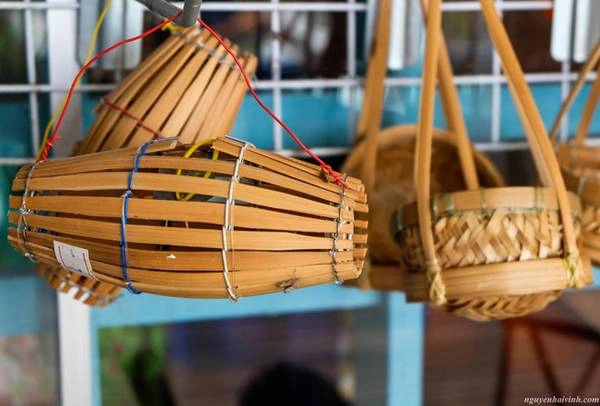 Đồ lưu niệm bán tại nhà bè. Đồ lưu niệm bán tại nhà bè.