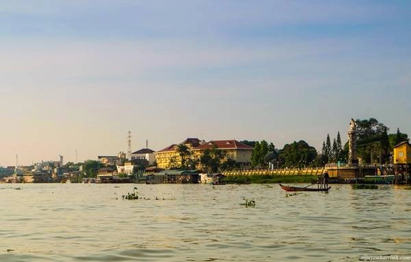 Thành phố Châu Đốc trong ánh bình minh. Thành phố Châu Đốc trong ánh bình minh.