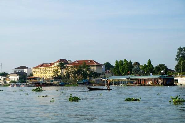Sau khoảng 5 phút đi thuyền, du khách sẽ thấy những ngôi nhà nổi trên sông. Sau khoảng 5 phút đi thuyền, du khách sẽ thấy những ngôi nhà nổi trên sông.