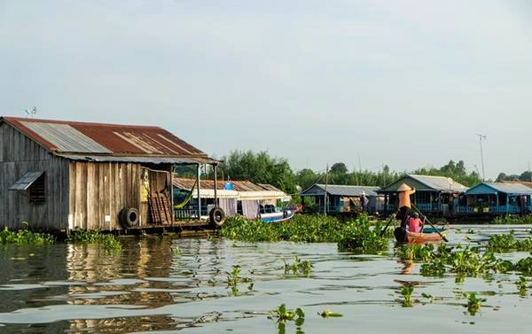 Những dãy nhà nổi nằm sát nhau thành dãy dài. Những dãy nhà nổi nằm sát nhau thành dãy dài.