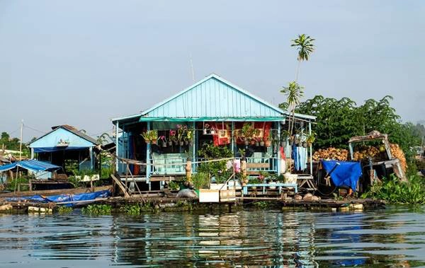 Nhà trên sông cũng giống như nhà trên cạn, có đầy đủ khu vực như sân nhà, hành lang, có nhà còn trang trí vườn kiểng phía trước. Nhà bè là tài sản lớn của người dân nơi đây. Phương tiện di chuyển chính là ghe thuyền. Nhà trên sông cũng giống như nhà trên cạn, có đầy đủ khu vực như sân nhà, hành lang, có nhà còn trang trí vườn kiểng phía trước. Nhà bè là tài sản lớn của người dân nơi đây. Phương tiện di chuyển chính là ghe thuyền.