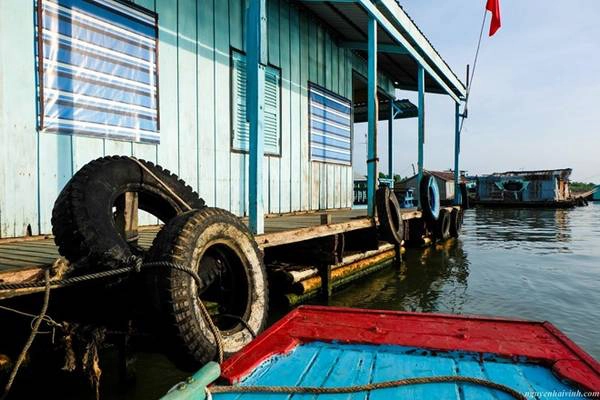 Thuyền cập vào mạn một ngôi nhà trong làng để chúng tôi lên tham quan. Thuyền cập vào mạn một ngôi nhà trong làng để chúng tôi lên tham quan.