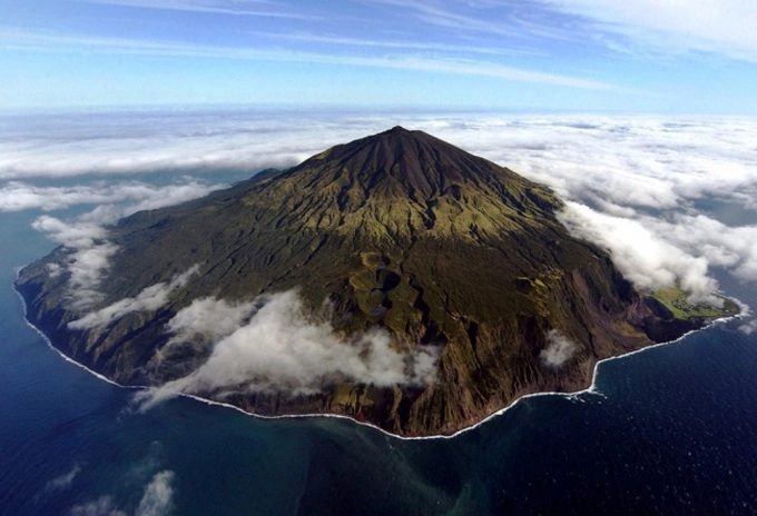 Tristan da Cunha là lãnh thổ hải ngoại của Anh, nằm trên một hòn đảo núi lửa đang hoạt động ở phía nam Đại Tây Dương, khoảng giữa Nam Phi và Nam Mỹ. Đảo cách khu vực đất liền gần nhất, thành phố Cape Town của Nam Phi hơn 2.700 km; là nơi có người ở xa xôi, hẻo lánh nhất thế giới. Mỗi năm có khoảng 60 chuyến tàu tới đây và thời gian di chuyển 6 ngày. Từ tháng 5 đến tháng 9 là mùa mưa bão, vì vậy rất ít thuyền cập bến. Ảnh: Wikipedia Commons.