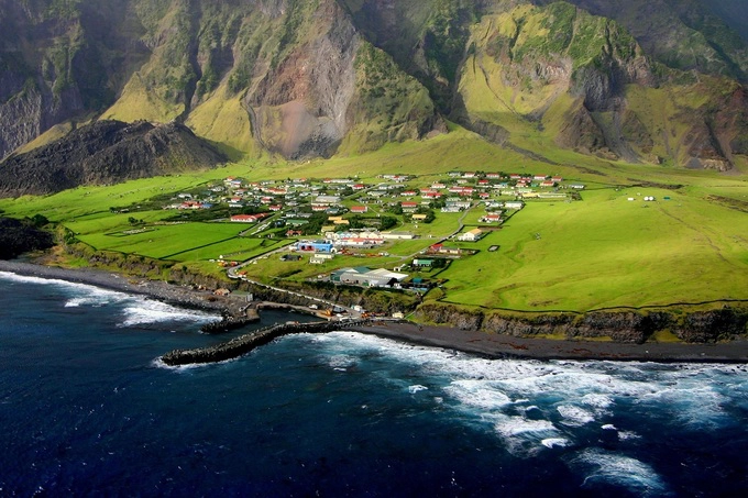 Tristan da Cunha cùng 5 hòn đảo nhỏ hơn được phát hiện bởi nhà thám hiểm người Bồ Đào Nha năm 1506. Tên của ông được đặt cho hòn đảo. Trong suốt thế kỷ 17, người Hà Lan và người Mỹ đã nỗ lực định cư trên hòn đảo nhưng không thành. Năm 1816, đảo chính thức được sáp nhập và trở thành nơi đóng quân của Anh. Khi quân đồn trú rút khỏi năm 1817, có 3 người chọn ở lại. Sau nhiều năm, hòn đảo có thêm cư dân là những thủy thủ đắm tàu, những người định cư từ Italy, Anh, Hà Lan. Ngoài ra còn có một số người Mỹ đến đây với mong muốn về một cuộc sống yên bình.  Hiện dân số trên đảo là 240 người. Cộng đồng dân cư sống tập trung ở ven biển phía bắc đảo. Cuộc sống của họ hoàn toàn tách biệt với thế giới bên ngoài. Mối lo ngại duy nhất là núi lửa, lần cuối phun trào từ năm 1961. Ảnh: HKM.