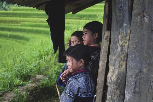 Bên hiên nhà, những đứa trẻ đang chơi đùa với nhau khi ba mẹ chúng đi làm đồng. Một số phải giúp đỡ bố mẹ làm các công việc đồng áng từ rất sớm. Bên hiên nhà, những đứa trẻ đang chơi đùa với nhau khi ba mẹ chúng đi làm đồng. Một số phải giúp đỡ bố mẹ làm các công việc đồng áng từ rất sớm.
