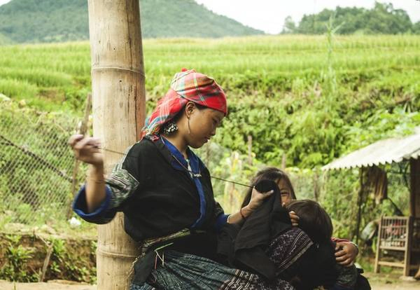 Em bé người Mông chơi bên cửa nhà trong khi mẹ đang ngồi thêu thùa, khâu vá. Do điều kiện cơ sở vật chất thiếu thốn, đặc biệt là bậc mầm non và tiểu học, trẻ em thường ở nhà với gia đình cho tới 5-10 tuổi. Phụ nữ H’mông nổi tiếng với những chiếc váy hoa được thêu tay và dệt cầu kỳ. Những lúc không phải lên nương hay xuống chợ, họ lại ngồi thêu thùa quần áo cho gia đình. Em bé người Mông chơi bên cửa nhà trong khi mẹ đang ngồi thêu thùa, khâu vá. Do điều kiện cơ sở vật chất thiếu thốn, đặc biệt là bậc mầm non và tiểu học, trẻ em thường ở nhà với gia đình cho tới 5-10 tuổi. Phụ nữ H’mông nổi tiếng với những chiếc váy hoa được thêu tay và dệt cầu kỳ. Những lúc không phải lên nương hay xuống chợ, họ lại ngồi thêu thùa quần áo cho gia đình.