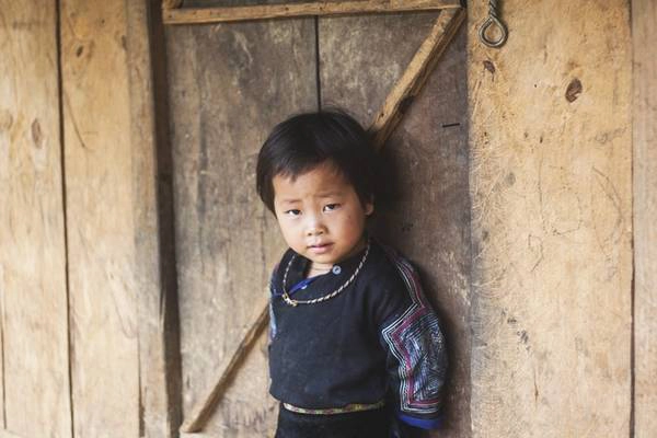 Em bé H'Mông trong trang phục truyền thống ngại ngùng trước ống kính của các du khách miền xuôi. Em bé H'Mông trong trang phục truyền thống ngại ngùng trước ống kính của các du khách miền xuôi.