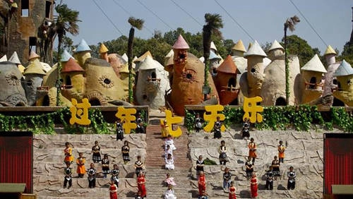 Năm 2009, một doanh nhân có tên Chen Mingjing đã thành lập ngôi làng mang tên "Vương quốc của những chú lùn", và thu hút hàng trăm người thấp bé ở khắp Trung Quốc và châu Á về đây sinh sống. Những người được "cấp phép" đến đây ở đều sở hữu chiều cao không quá 1,3 m. cuoc-song-trong-ngoi-lang-cua-nhung-chu-lun-o-trung-quoc-ivivu-1