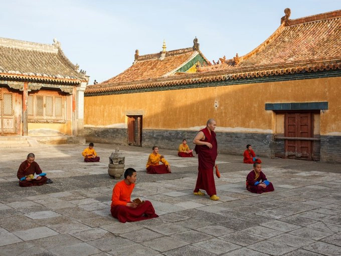 Mông Cổ là một trong những quốc gia có nền Phật giáo lâu đời nhất thế giới. Hiện nay, các nhà sư ở đây chủ yếu từ 20 đến 30 tuổi. Mông Cổ là một trong những quốc gia có nền Phật giáo lâu đời nhất thế giới. Hiện nay, các nhà sư ở đây chủ yếu từ 20 đến 30 tuổi.