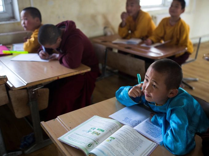 Vào buổi chiều, các chú tiểu được học những môn văn hóa thông thường như toán, văn. Vào buổi chiều, các chú tiểu được học những môn văn hóa thông thường như toán, văn.