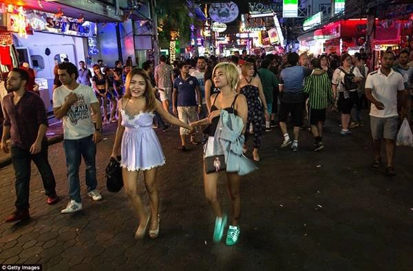 Cuộc sống nhộn nhịp về đêm ở các khu phố này thu hút nhiều du khách.