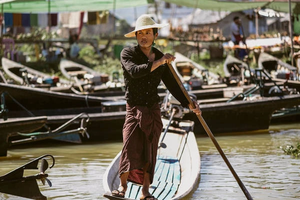  Hồ Inle là nơi sinh sống của tộc người Inthar, một dân tộc thiểu số của Myanmar. Theo tiếng Myanamar, Inthar có nghĩa là “người sống trên hồ”.