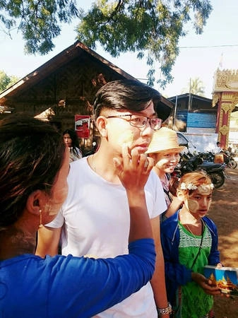 Phấn Thakana có hình khối. Khi muốn bôi lên mặt, người dân cà (chà) phấn lên kyauk pyin (một loại đĩa chuyên dụng bằng đá), sau đó trộn phần bột vừa cà với nước, rồi bôi một lớp mỏng lên mặt. Tất cả người dân Myanmar đều dùng Thakana và xem như đó là điều tự hào.