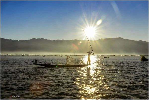 Từ Bangan, bạn có thể đến hồ Inle Lake bằng xe bus. Để có thể khám phá trọn vẹn vẻ đẹp của hồ, thời gian di chuyển di chuyển gợi ý từ 20h tới 4h30 hôm sau. Giá vé xe bus 11.000 kyat một người. Giá vé tham quan hồ là 12.5000 kyat một người. Giá vé trên không bao gồm tàu. Bạn thuê tàu một ngày với giá 12.000 kyat. Mỗi tàu chở khoảng 4 khách.