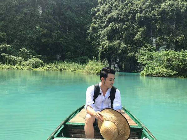 Ngoài việc chăm chỉ review điểm đến thú vị ở nước ngoài, Quang Vinh còn được người hâm mộ yêu quý bởi những bài chia sẻ về cảnh đẹp thiên nhiên đất nước. Cuối tháng 7, chàng hoàng tử sơn ca có chuyến nghỉ dưỡng ở Ninh Bình - một trong những địa danh du lịch hot nhất thời gian qua ở miền Bắc, để tận hưởng cảm giác hòa mình vào thiên nhiên hoang sơ, hùng vĩ của mảnh đất cố đô.