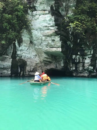 Mùa này, Ninh Bình đón một lượng khách rất lớn bởi thời tiết thuận lợi, trời quang, nước sông xanh ngắt, thích hợp cho các hoạt động ngoài trời, chụp ảnh. "Nam thần giới phượt thủ" nhận xét bằng cảm xúc dạt dào: "Không cần chỉnh màu ảnh, Ninh Bình ở ngoài còn đẹp hơn trong hình nữa. Tràng An mê hoặc quá, phong cảnh hữu tình, mộc mạc. Chùa Bái Đính thì nghiêng về tâm linh hơn. Chịu khó đi 500 bậc thang để đến Hang Múa chụp hình sống ảo với phong cảnh sông núi hùng vĩ. Thật sự là không uổng công sức tí nào. Ninh Bình hiện tại đã được bảo tồn rất văn minh và sạch sẽ, càng đi càng mê".