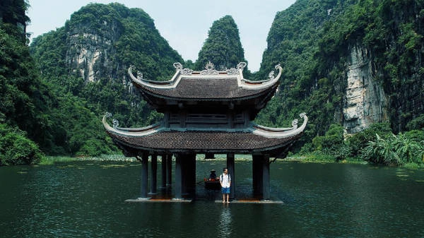 Quang Vinh dành thời gian để tham quan hết các địa danh nổi tiếng ở mảnh đất "kỳ quan": Tràng An, Tam Cốc, đầm Vân Long, chùa Bái Đính, phim trường Kong, hang Múa, Tuyệt Tình Cốc... đây đều là những cái tên đình đám, được dân phượt check in ầm ầm.