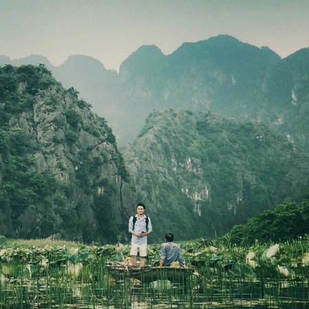 Chèo thuyền trên đầm Vân Long đem tới cảm giác yên bình, ung dung tự tại cho du khách. Khu đầm được biết tới nhiều hơn sau khi đoàn làm phim Kong tới đây ghi ngoại cảnh. Mùa này, sen đã tàn, nhưng thi thoảng vẫn còn một vài bông sen nở muộn, thuyền len lỏi giữa đầm, lạc giữa những chiếc lá sen thơm thoang thoảng, bạn có thể phóng tầm mắt ra một mảng ngập tràn sắc xanh của núi non, cây cối.