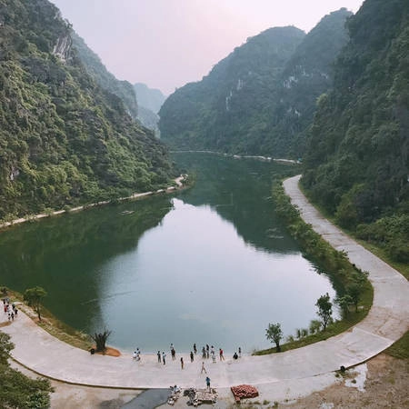 Tuyệt Tình Cốc mới được biết đến từ năm ngoái nhưng đã kịp hút khách bởi những góc "sống ảo" đẹp ngỡ ngàng. Quang Vinh chia sẻ bí quyết có được bức ảnh "nghìn like": "Nếu muốn view đẹp và nhìn toàn cảnh khúc đường eo cong phải leo lên phía cao. Phía dưới thì có thể lấy xe đạp chạy một vòng hóng mát. Tương truyền tên gốc là Tuyệt Tịnh Cốc, nhưng nhân gian thích gọi Tuyệt Tình Cốc nghe cho giống kiếm hiệp!".
