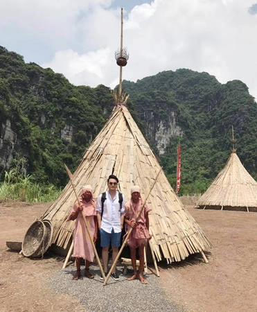 Hoàng tử sơn ca nhanh chóng bắt kịp xu hướng, check in ở phim trường Kong, vừa mở cửa từ tháng 4. Phim trường làng thổ dân được phục đựng với diện tích khoảng 10 hecta, gồm 36 túp lều chóp nhọn cùng sự tham gia của hơn 50 người đóng vai thổ dân. Một số mô hình như máy bay, súng của lính Mỹ trong phim cũng được phục dựng bên cạnh các bờ suối. Lối đi từ cổng vào phim trường được lát đá và có hàng chục người dân được hóa trang thành thổ dân đứng trước cổng và đi lại xung quanh.