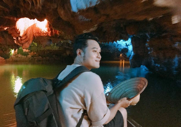 Trong các danh thắng ở Ninh Bình, Quang Vinh thích thú nhất với động Thiên Hà bởi nét hoang sơ, đá vẫn còn "non", còn thấy cả vân đá tuyệt đẹp. Đây là trải nghiệm lần đầu tiên của anh vừa đi thuyền vừa chui sâu vào hang. "Thích thú chen lẫn run cầm cập vì lần đầu giáp mặt rất nhiều "batman" ngay trên đầu. Giống loài gì đâu mà "đẹp" ghê, thân như chuột mặt như heo lại thêm đôi cánh, đậu thì úp ngược lủng lẳng bay bay cả đoàn", Quang Vinh viết.