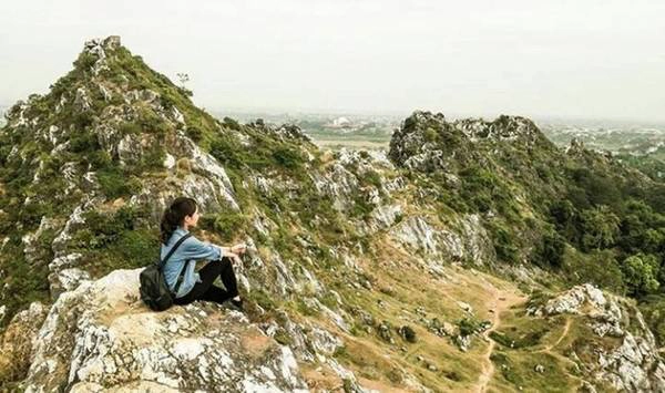Đến với núi Trầm không chỉ có thể cắm trại, nghỉ ngơi thư giãn, mà còn có thể chụp những bức ảnh đẹp lung linh chẳng khác nào đang ở cao nguyên đá Đồng Văn, cao nguyên đá Hà Giang, Mộc Châu… Ảnh: Jennyleoo.