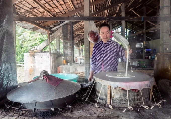 Không những có thể trải nghiệm đổ bột, cắt bánh, du khách có thể mua hủ tiếu về làm quà cho người thân, bạn bè. Hủ tiếu ở đây mang về có thể nấu theo nhiều cách, trụng và ăn cùng nước lèo hầm xương hoặc xào cũng rất ngon.