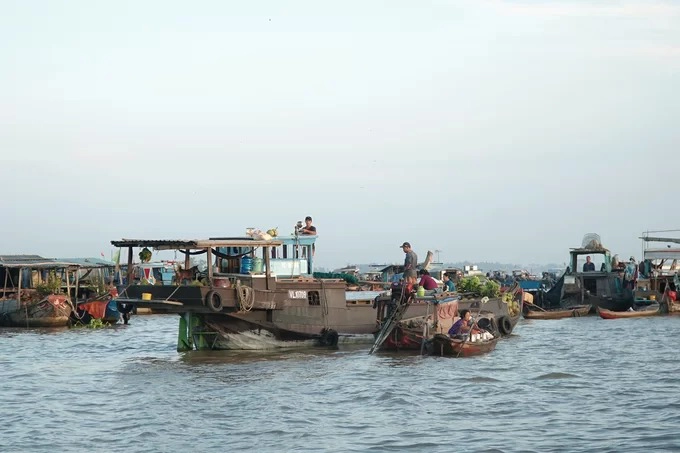 Chợ nổi Long Xuyên, An Giang  Chợ nổi Long Xuyên cách trung tâm thành phố khoảng 2 km, nằm dọc một bên của sông Hậu. Những ngày này, dòng sông Hậu đỏ nặng phù sa càng khiến chợ nổi thêm phần sinh động. Chợ không lớn như những khu chợ nổi khác ở miền Tây nhưng nếu ở An Giang, bạn không nên bỏ qua. Đây là nơi thích hợp để tìm hiểu về cuộc sống sinh hoạt, nét bình dị và chân chất của người dân ở vùng sông nước.