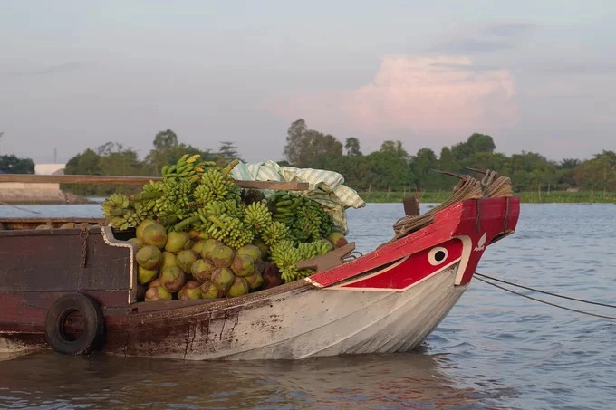 Điểm dễ nhận ra ở chợ nổi là người bán không nói thách đố, khách không phải trả giá. Nơi đây có nhiều loại trái cây, nông sản và không thể thiếu các món ăn vặt nổi tiếng của An Giang như bún cá, bánh tầm bì... Các hoạt động du lịch ở chợ chưa phát triển nhưng bạn vẫn có thể tìm thuê thuyền. Thời gian khởi hành lý tưởng là khoảng 5h, bạn có thể ngắm bình minh trên chợ nổi.