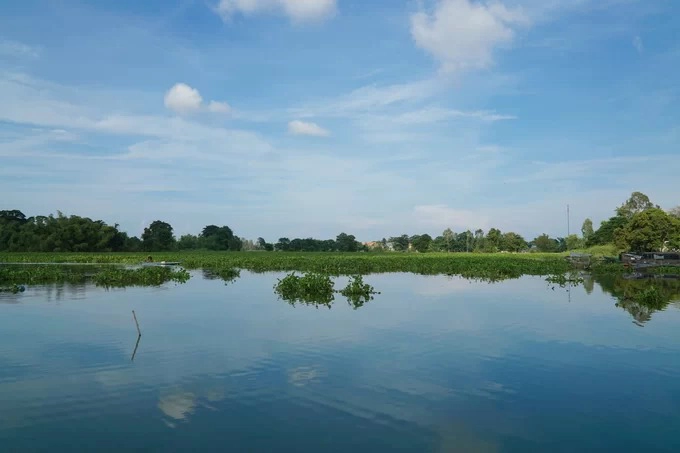 Búng Bình Thiên, An Giang  Tỉnh An Giang nằm đầu nguồn sông Mekong, giáp biên giới nước láng giềng Campuchia nên vừa mang vẻ đặc trưng của miền Tây khi con nước về, vừa có nét văn hoá bản địa đặc sắc. Đến Búng Bình Thiên ở huyện An Phú, bạn sẽ được dịp ngồi thuyền, lênh đênh trên một hồ nước lớn. Búng theo tiếng địa phương nghĩa là hồ. Búng Bình Thiên còn được ví là "Hồ gương trời" vì những ngày trời trong, bạn sẽ thấy khung cảnh phản chiếu dưới nước.