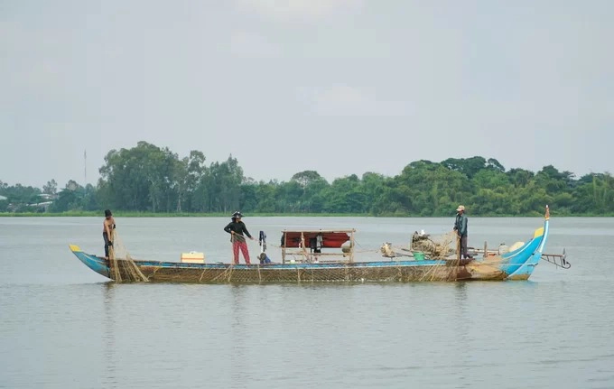 Búng Bình Thiên được ghi nhận vào danh sách những hồ nước ngọt lớn nhất miền Tây Nam Bộ. Du khách đến đây có thể thuê thuyền của người địa phương, giá từ 300.000 đồng đi trong khoảng một giờ. Bạn đừng quên tìm thử món bún cá là đặc sản của người An Giang.