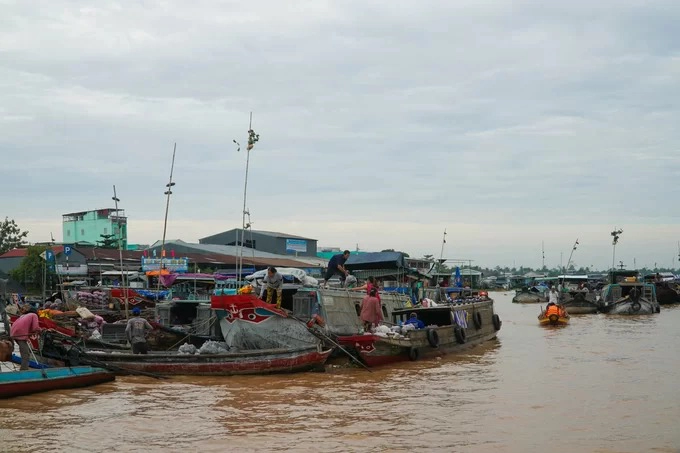 Chợ nổi Cái Răng, Cần Thơ  Chợ cách trung tâm thành phố khoảng 5 km, phương tiện di chuyển chủ yếu đến đây là ghe, thuyền. Thời điểm thăm lý tưởng là khi trời chưa sáng.  Tuy không còn đông đúc như trước, buổi sáng ở chợ nổi Cái Răng ngày nay vẫn còn âm thanh sôi động của ghe máy, tiếng người dân mời khách mua đồ ăn, trái cây.