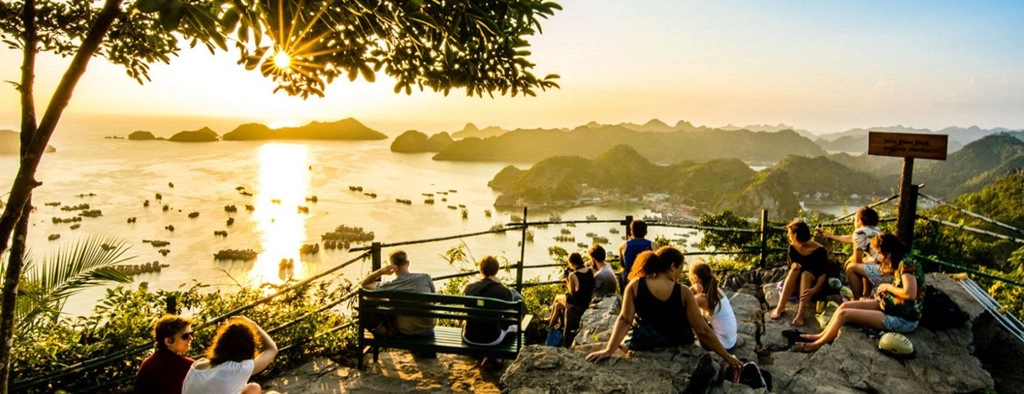 Ở Pháo Đài Thần Công bạn có thể dùng kính viễn vọng ngắm toàn cảnh Cát Bà. Ảnh: Catbaexpress Ở Pháo Đài Thần Công bạn có thể dùng kính viễn vọng ngắm toàn cảnh Cát Bà. Ảnh: Catbaexpress