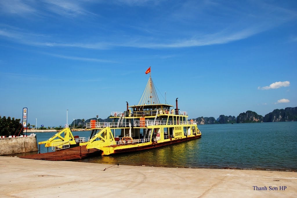 Phà Tuần Châu cũng là một lựa chọn nếu bạn muốn đi tới Cát Bà từ Hạ Long. Ảnh: ThanhsonhpNhững điểm du lịch không thể bỏ qua ở Cát Bà Phà Tuần Châu cũng là một lựa chọn nếu bạn muốn đi tới Cát Bà từ Hạ Long. Ảnh: ThanhsonhpNhững điểm du lịch không thể bỏ qua ở Cát Bà
