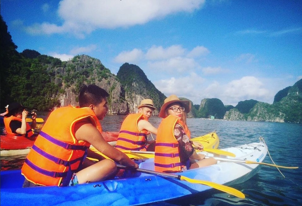 Chèo thuyền kayak trên vịnh Lan Hạ là trải nghiệm tuyệt vời, dành cho người ưa thích phiêu lưu mạo hiểm. Ảnh: Leepham - Gabor Tokes. Chèo thuyền kayak trên vịnh Lan Hạ là trải nghiệm tuyệt vời, dành cho người ưa thích phiêu lưu mạo hiểm. Ảnh: Leepham - Gabor Tokes.