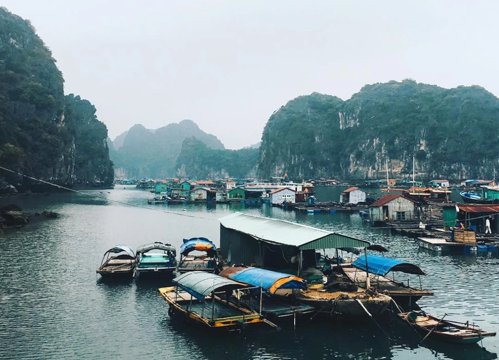 Làng chài cổ Cái Bèo đẹp dịu dàng, người dân sống ở đây cũng ít nói, kín tiếng, và không thích ồn ào. Ảnh: Nonoohaihoa. Làng chài cổ Cái Bèo đẹp dịu dàng, người dân sống ở đây cũng ít nói, kín tiếng, và không thích ồn ào. Ảnh: Nonoohaihoa.