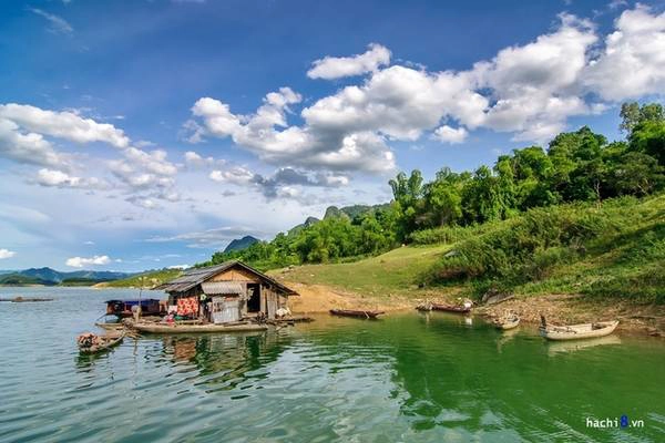 Bến thuyền hữu tình, khung cảnh Thung Nai đẹp như tranh vẽ hiện ra trước mắt. Một hồ nước rộng được bao bọc bởi những dãy núi trùng trùng điệp điệp, ở giữa là những hòn đảo lớn nhỏ ẩn hiện. Vì vậy Thung Nai còn được mệnh danh là "Hạ Long trên cạn". Bến thuyền hữu tình, khung cảnh Thung Nai đẹp như tranh vẽ hiện ra trước mắt. Một hồ nước rộng được bao bọc bởi những dãy núi trùng trùng điệp điệp, ở giữa là những hòn đảo lớn nhỏ ẩn hiện. Vì vậy Thung Nai còn được mệnh danh là "Hạ Long trên cạn".