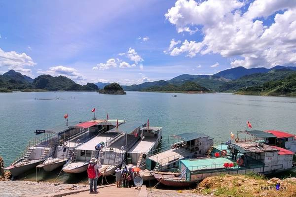 Nằm cách Hà Nội chừng 80 km, đây là một địa điểm được nhiều du khách lựa chọn để tránh nóng trong những ngày hè. Bạn có thể gửi xe tại bến và bắt đầu hành trình sông nước của mình. Dịch vụ thuê thuyền khá đa dạng, một số đảo có dịch vụ ăn nghỉ đưa đón trọn gói. Ngoài ra bạn cũng có thể tự thuê thuyền để di chuyển các điểm tham quan. Giá vào khoảng 300.000-500.000/thuyền và phụ thuộc vào số lượng điểm đến. Nằm cách Hà Nội chừng 80 km, đây là một địa điểm được nhiều du khách lựa chọn để tránh nóng trong những ngày hè. Bạn có thể gửi xe tại bến và bắt đầu hành trình sông nước của mình. Dịch vụ thuê thuyền khá đa dạng, một số đảo có dịch vụ ăn nghỉ đưa đón trọn gói. Ngoài ra bạn cũng có thể tự thuê thuyền để di chuyển các điểm tham quan. Giá vào khoảng 300.000-500.000/thuyền và phụ thuộc vào số lượng điểm đến.