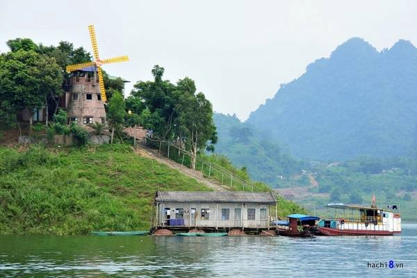 Đảo nhà nghỉ Cối Xay Gió là một lựa chọn ưa thích của dân phượt. Đây là một trong những chỗ nghỉ lâu đời, với khung cảnh đẹp và cách bến thuyền không quá xa. Đảo Cối Xay Gió còn được ví như là một biểu tượng độc đáo của khu du lịch Thung Nai. Trên đảo có nhiều cây cối và đặc biệt cây phượng tím gần như là duy nhất. Đảo nhà nghỉ Cối Xay Gió là một lựa chọn ưa thích của dân phượt. Đây là một trong những chỗ nghỉ lâu đời, với khung cảnh đẹp và cách bến thuyền không quá xa. Đảo Cối Xay Gió còn được ví như là một biểu tượng độc đáo của khu du lịch Thung Nai. Trên đảo có nhiều cây cối và đặc biệt cây phượng tím gần như là duy nhất.