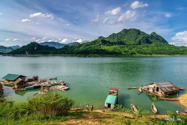 Ngoài ra còn có đảo Dừa, rộng rãi hơn với nhiều khu vườn cây ăn trái. Các nhà sàn trên đảo đủ để phục vụ lượng lớn du khách mỗi dịp nghỉ lễ. Tuy nhiên vì các đảo đều nằm xa đất liền nên bạn cần đặt dịch vụ cũng như đồ ăn trước với chủ đảo. Ngoài ra còn có đảo Dừa, rộng rãi hơn với nhiều khu vườn cây ăn trái. Các nhà sàn trên đảo đủ để phục vụ lượng lớn du khách mỗi dịp nghỉ lễ. Tuy nhiên vì các đảo đều nằm xa đất liền nên bạn cần đặt dịch vụ cũng như đồ ăn trước với chủ đảo.