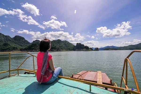 Tới Thung Nai, điều thú vị nhất là được ngồi thuyền dạo quanh lòng hồ sông Đà. Vừa đi vừa ngắm nhìn phong cảnh kỳ vĩ của núi non, đôi lúc bạn bắt gặp những hòn đảo nhỏ, trông khá giống cảnh ở Hạ Long. Tới Thung Nai, điều thú vị nhất là được ngồi thuyền dạo quanh lòng hồ sông Đà. Vừa đi vừa ngắm nhìn phong cảnh kỳ vĩ của núi non, đôi lúc bạn bắt gặp những hòn đảo nhỏ, trông khá giống cảnh ở Hạ Long.