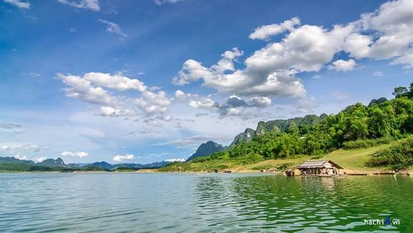 Thung Nai có nhiều bản làng nhỏ lẻ nhưng thanh bình. Các hộ dân chủ yếu sống mưu sinh bằng nghề nuôi cá lồng trên hồ. Thung Nai có nhiều bản làng nhỏ lẻ nhưng thanh bình. Các hộ dân chủ yếu sống mưu sinh bằng nghề nuôi cá lồng trên hồ.