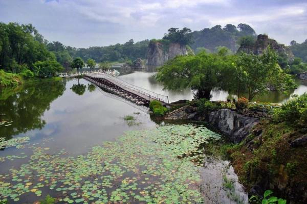 Hồ Long Ẩn xinh đẹp tựa tiên cảnh. Ảnh: Viajesindestino Hồ Long Ẩn xinh đẹp tựa tiên cảnh. Ảnh: Viajesindestino