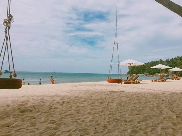 Các bãi tắm trên đảo rất sạch. Nếu như trước đây chỉ là bãi biển hoang sơ thì giờ đã có ghế ngả, xích đu... cho du khách thuận tiện nghỉ ngơi sau khi tắm hoặc chụp ảnh.