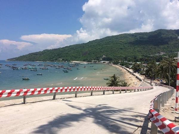 Du khách thường chọn cách thuê xe máy của người dân để chạy vòng quanh tham quan đảo. Giá thuê xe một ngày đã có xăng là 200.000 đồng. Các nhà nghỉ trên đảo đồng giá 170.000 và 250.000 đồng một ngày cho phòng đơn không máy lạnh và có máy lạnh. Giá phòng đôi là 400.000 đồng.