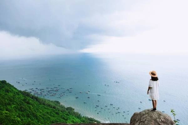 Trên hành trình leo Ma Thiên Lãnh có một điểm đặc biệt được gọi là Sân Tiên. Từ đây bạn ngắm cảnh Hòn Sơn từ trên cao, trời và nước xanh ngắt, thuyền bè như những nét chấm phá của bức tranh biển cả ấn tượng.