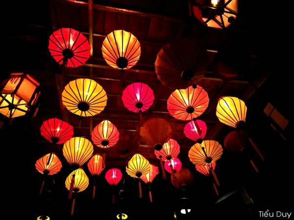 Những chiếc đèn lồng làm gợi nhớ đến Hội An. Ảnh: Tiểu Duy Những chiếc đèn lồng làm gợi nhớ đến Hội An. Ảnh: Tiểu Duy